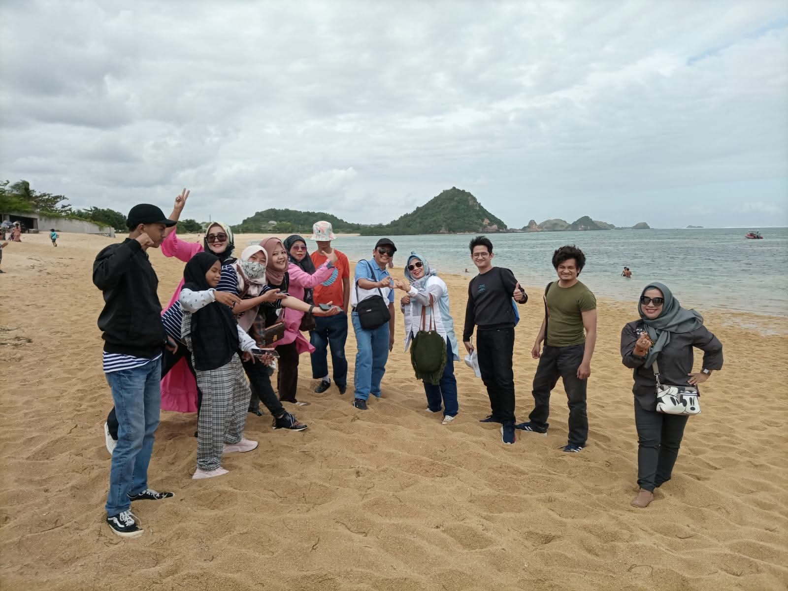 Explore Pantai kuta mandalika